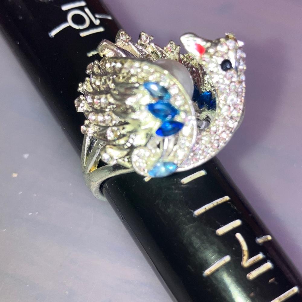 NWT Swan Shaped Silver and Blue Ring holding a large faux pearl NWT Size 9